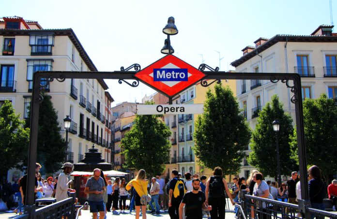 parada de metro opera madrid