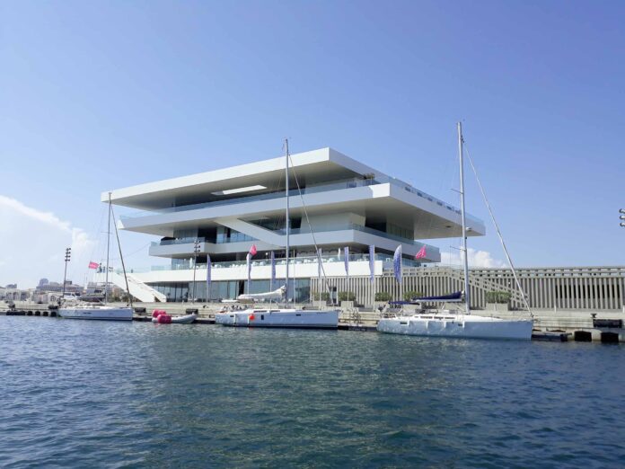 edificio de eventos en valencia junto al mar