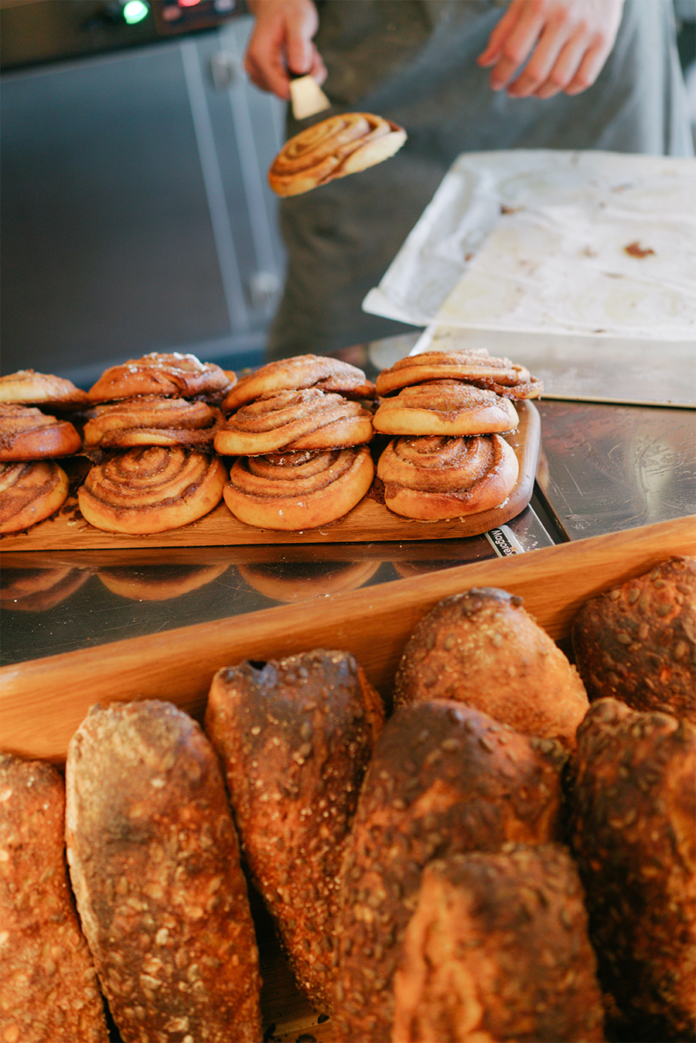 rollos de canela con barras de pan en una panadería