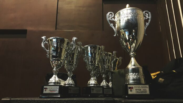 serie de trofeos en forma de copa sobre una mesa