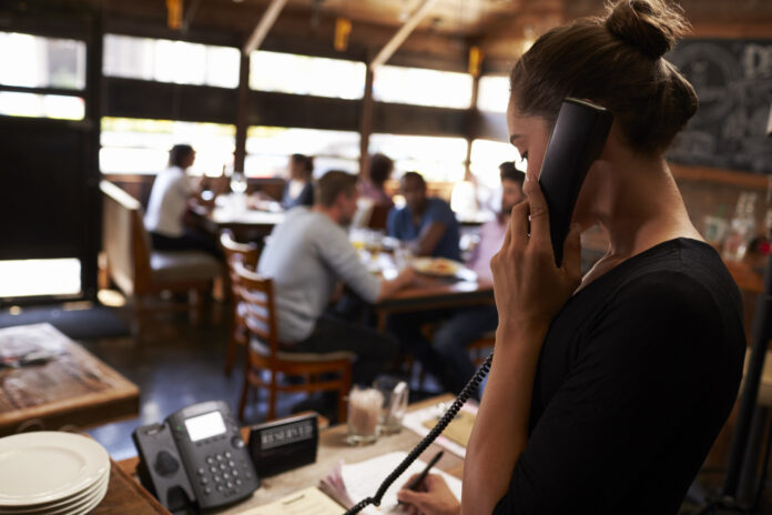 Camarera Hablando Por Teléfono En Restaurante