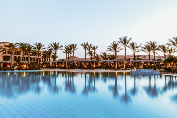 hotel con palmeras y piscina