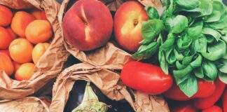 frutas y hortalizas variadas en bolsas de papel