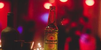 botella de cerveza heineken en un bar