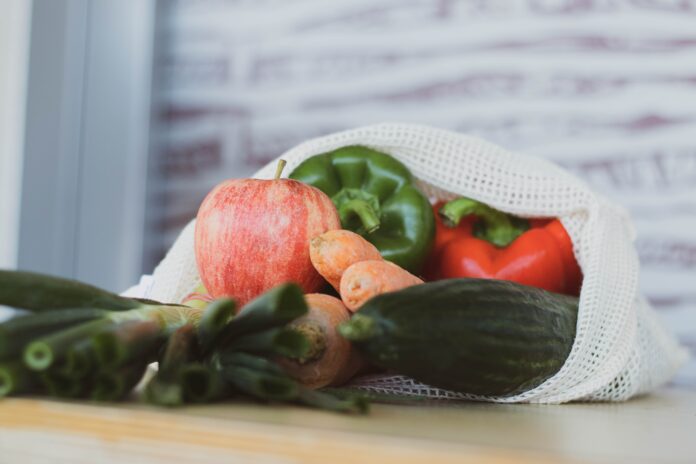 bolsa de tela con verduras y frutas