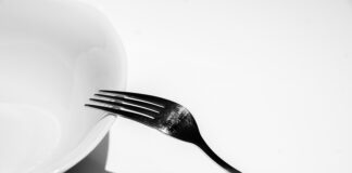 tenedor sobre plato con sombra acentuada