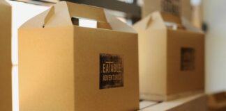 cajas cartón con logo eatable adventure